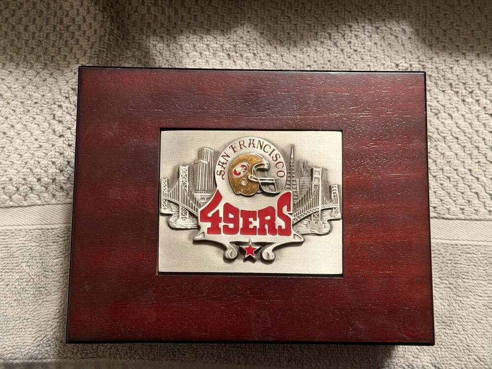 San Francisco 49ers Wooden Box and Two Shot Glasses Gift box set